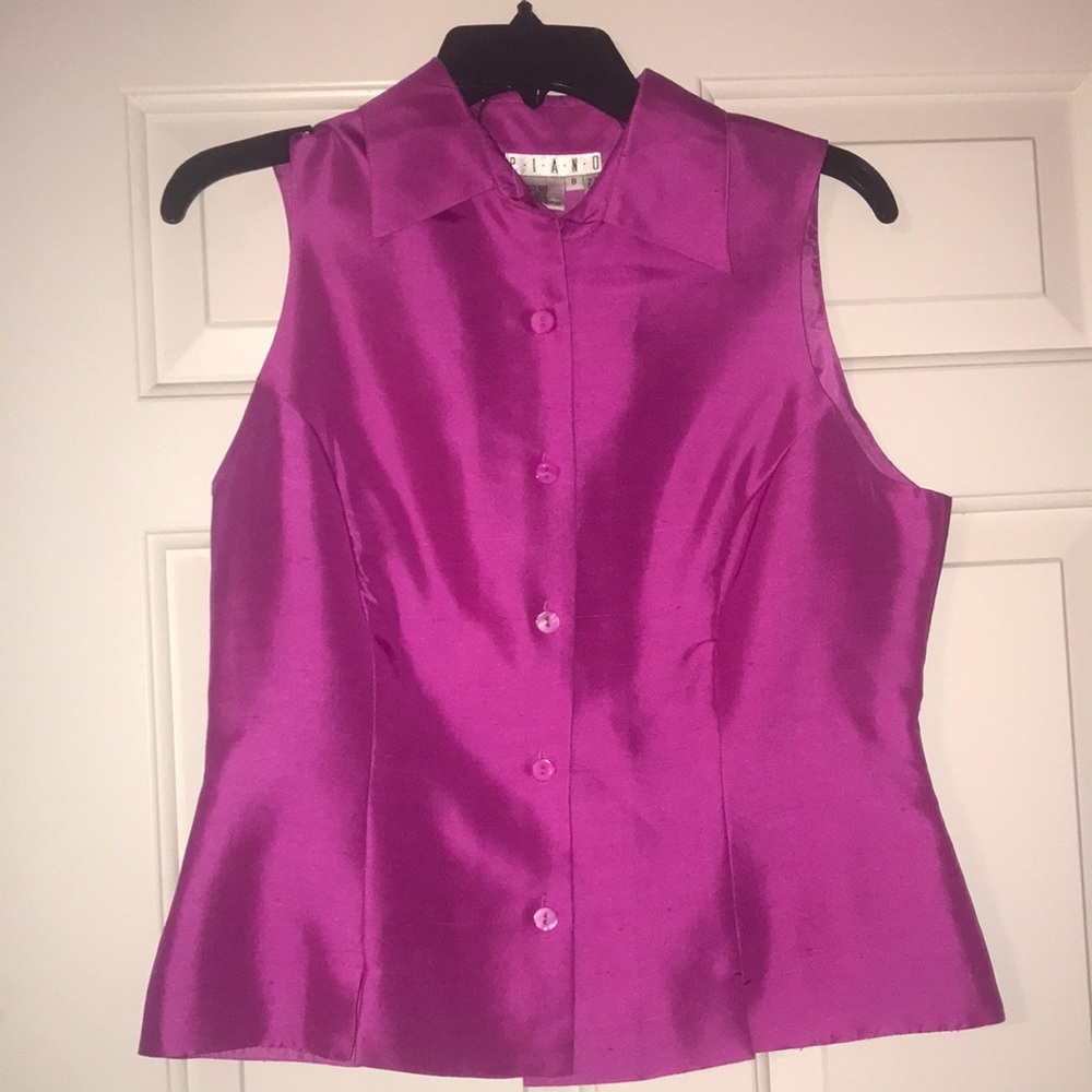 Sleeves less fuschia button top. Size 8.